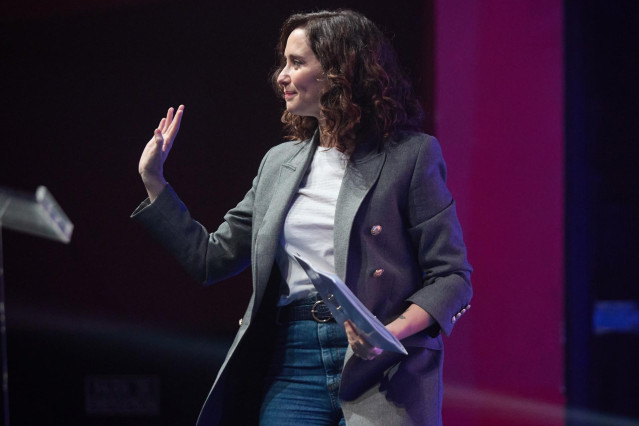 La presidenta de la Comunidad de Madrid, Isabel Díaz Ayuso, participa en un coloquio organizado por el Partido Popular, a 28 de enero de 2023, en Torrejón de Ardoz, Madrid (España).