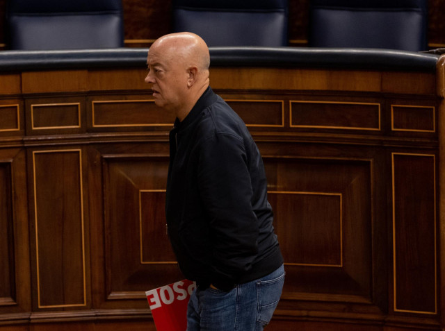 Archivo - El diputado del PSOE Odón Elorza a su llegada a una sesión plenaria