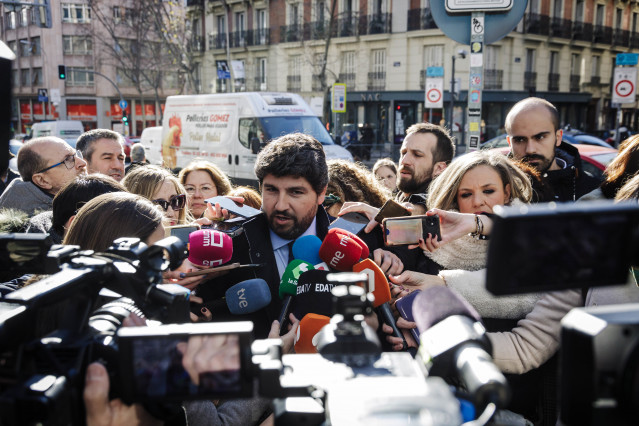 El presidente de la Región de Murcia, Fernando López Miras, atiende a medios a su llegada al Comité Ejecutivo Nacional del PP, en la sede nacional, a 30 de enero de 2023, en Madrid (España).
