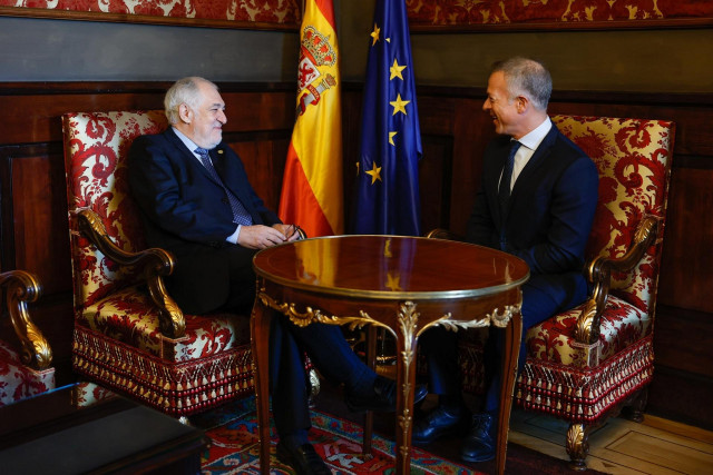 El presidente del Senado, Ander Gil, y el presidente del Tribunal Constitucional, Cándido Conde-Pumpido.