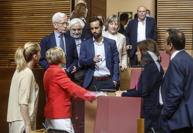 Archivo - El secretario de Organización del PSPV-PSOE, José Muñoz, junto con varios miembros del PSOE en Les Corts