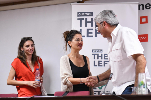Archivo - La diputada de Unida Podemos en el Congreso por Baleares Lucía Muñoz (1i) y la eurodiputada por IU, Sira Rego, saludan al representante del Foro de Sao Paulo  Alejandro Rusconi, durante la ‘Cumbre por la Paz: OTAN no’, en el Auditorio Marcelino