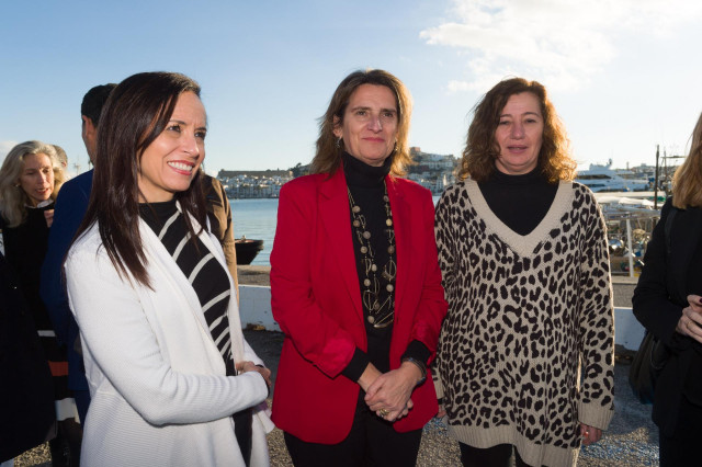 (I-D) La presidenta de Red Electrica, Beatriz Corredor; la vicepresidenta tercera y ministra para la Transición Ecológica y el Reto Demográfico, Teresa Ribera, y la presidenta del Govern balear, Francina Armengol.