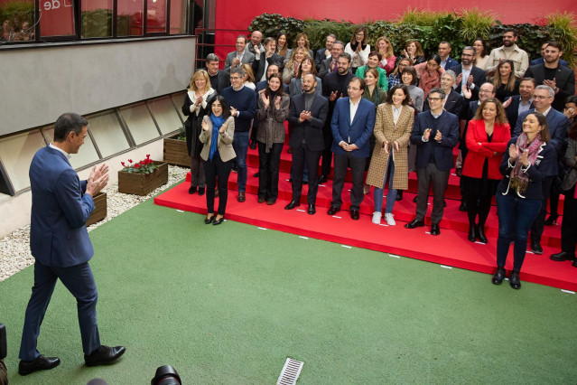 El secretario general del PSOE y presidente del Gobierno, Pedro Sánchez, se dirige a posar en la foto de familia, junto a varios ministros del Gobierno y demás miembros del PSOE, a su llegada a la reunión de la Ejecutiva Federal del PSOE.