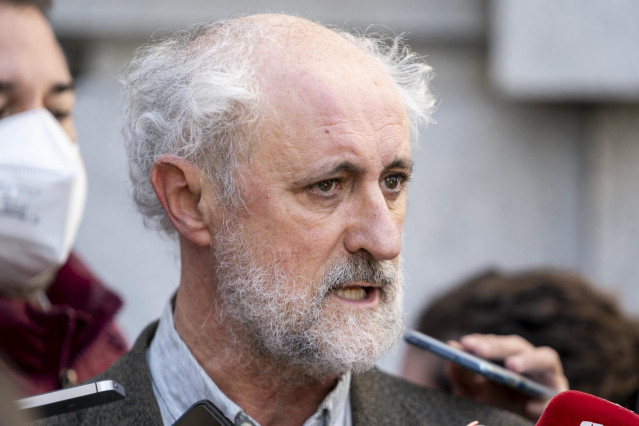 Archivo - El tesorero del Grupo Mixto en el Ayuntamiento de Madrid, Luis Cueto, ofrece declaraciones a los medios, a 16 de diciembre de 2021, en Madrid (España). El Gobierno municipal convocará a los grupos municipales a una nueva ronda de negociaciones p