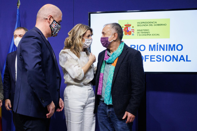 Archivo - (I-D) El secretario general de CCOO, Unai Sordo; la vicepresidenta segunda del Gobierno y ministra de Trabajo, Yolanda Díaz y el secretario general de UGT, Pepe Álvarez, tras firmar el acuerdo por el que el SMI subió a los actuales 1.000 euros a
