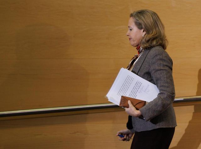 La vicepresidenta primera y ministra de Asuntos Económicos y Transformación Digital, Nadia Calviño, a su llegada a una rueda de prensa tras una nueva reunión de la Conferencia Sectorial para la Mejora Regulatoria y el Clima de Negocios, en la sede del Min