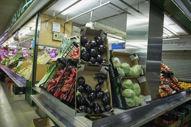 Archivo - Un estante de hortalizas y frutas en el Mercado Municipal de Pacífico,