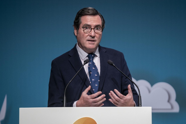 El presidente de la CEOE, Antonio Garamendi, interviene durante una jornada de la Confederación Española de Jóvenes Empresarios (Ceaje) y la Fundación Repsol, en el Auditorio de Campus Repsol, a 31 de enero de 2023, en Madrid (España).