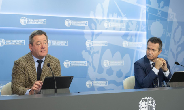 Jokin Bildarratz (d) y el portavoz del Gobierno Vasco, Bingen Zupiria (d)
