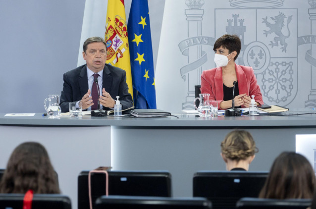 Archivo - El ministro de Agricultura, Pesca y Alimentación, Luis Planas, y la ministra Portavoz, Isabel Rodríguez, comparecen tras la reunión del Consejo de Ministros en Moncloa,