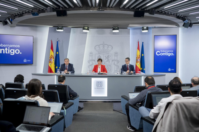 (I-D) El ministro de Agricultura, Pesca y Alimentación, Luis Planas; la ministra Portavoz, Isabel Rodríguez y el ministro de la Presidencia, Relaciones con las Cortes y Memoria Democrática, Félix Bolaños, durante una rueda de prensa posterior al Consejo d