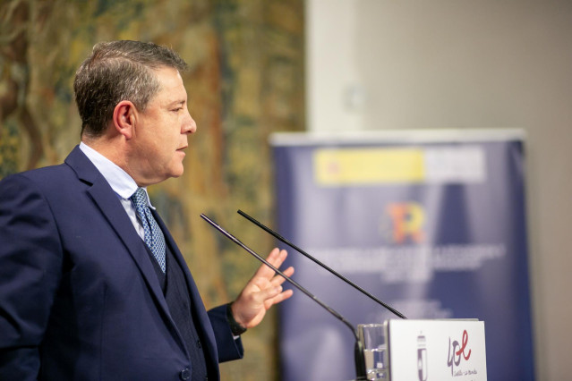 El jefe del Ejecutivo regional, Emiliano García-Page, preside la firma de convenios reguladores de modernización de regadíos entre tres comunidades de regantes de la provincia de Albacete y SEIASA.