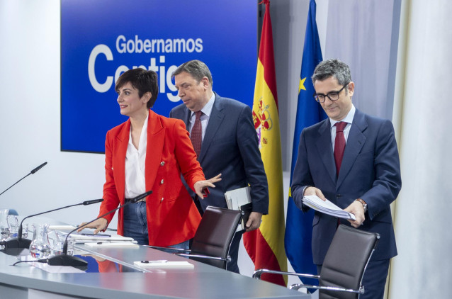 La ministra Portavoz, Isabel Rodríguez; el ministro de Agricultura, Pesca y Alimentación, Luis Planas y el ministro de la Presidencia, Relaciones con las Cortes y Memoria Democrática, Félix Bolaños, en la rueda de prensa posterior al Consejo de Ministros.