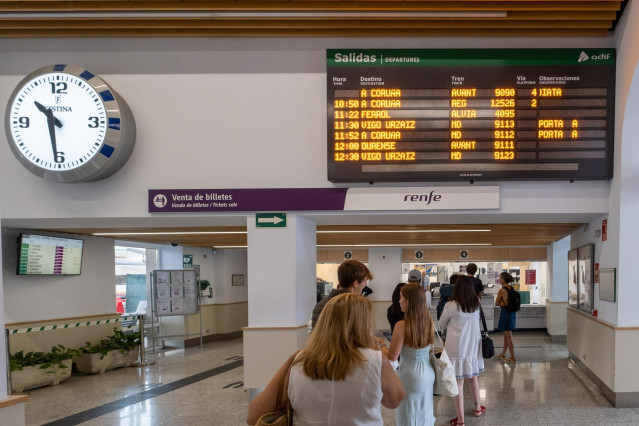Archivo - Varias personas hacen cola para adquirir un abono gratuito en la estación de trenes, a 24  de agosto de 2022, en Santiago de Compostela, A Coruña, Galicia, (España). Los usuarios de Renfe en Galicia pueden adquirir desde hoy los abonos gratuitos