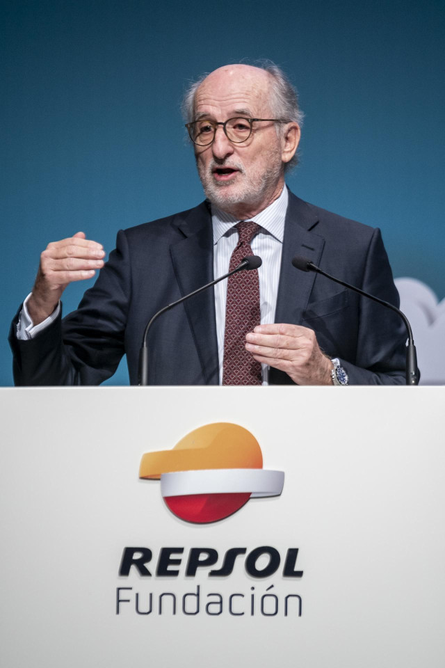El presidente de Repsol, Antonio Brufau, interviene durante la jornada ‘Liderando el cambio: la juventud empresaria habla sobre economía verde y transición energética’, celebrada por la Confederación Española de Jóvenes Empresarios (Ceaje) y la Fundación