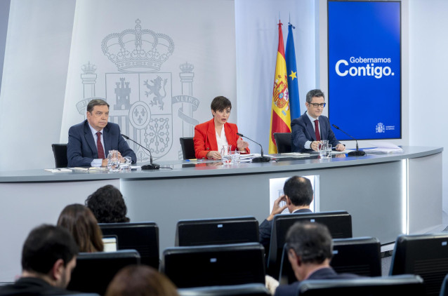 (I-D) El ministro de Agricultura, Pesca y Alimentación, Luis Planas; la ministra Portavoz, Isabel Rodríguez y el ministro de la Presidencia, Relaciones con las Cortes y Memoria Democrática, Félix Bolaños, durante una rueda de prensa posterior al Consejo d