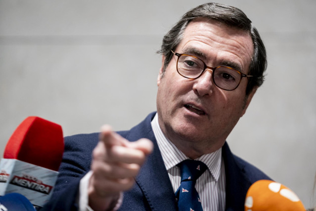 El presidente de la CEOE, Antonio Garamendi, atiende a los medios en el Auditorio de Campus Repsol, a 31 de enero de 2023, en Madrid (España).