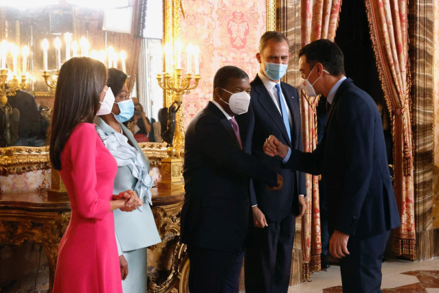 Archivo - El Rey Felipe y la Reina Letizia junto al presidente de la República de Angola, João Manuel Gonçalves Lourenço, y su esposa, Ana Afonso Dias, reciben al presidente del gobierno, Pedro Sánchez, durante la celebración del almuerzo en el Palacio Re