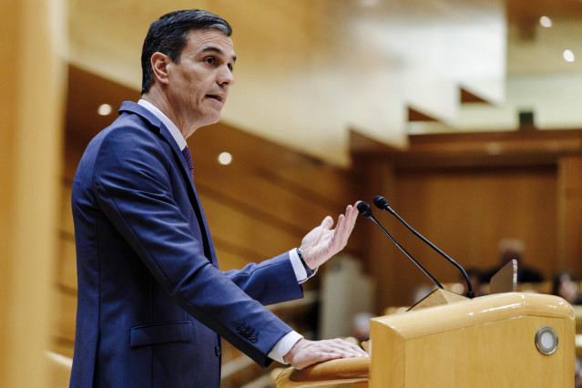 El presidente del Gobierno, Pedro Sánchez, comparece en un pleno del Senado, a 31 de enero de 2023, en Madrid (España). Esta comparecencia es la primera de este año que ha confrontado a Sánchez y al líder del PP, Alberto Núñez Feijóo. Sánchez ha informado