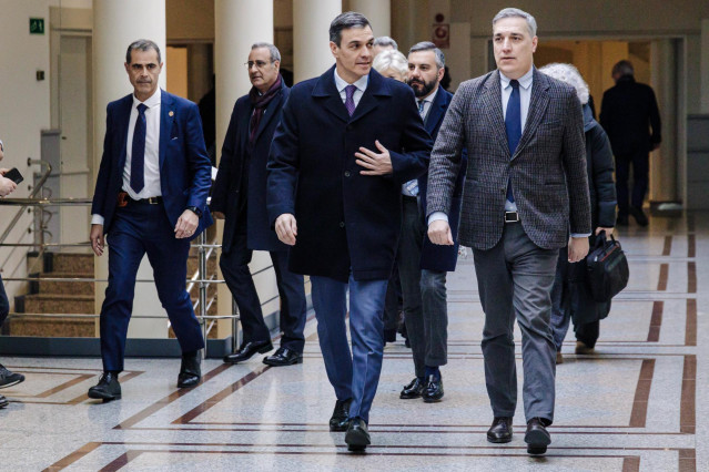 El presidente del Gobierno, Pedro Sánchez (c), a su llegada a un pleno del Senado, a 31 de enero de 2023, en Madrid (España).