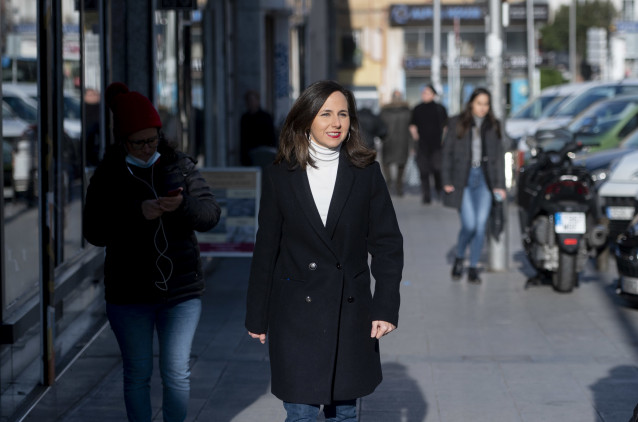La secretaria general de Podemos y ministra de Derechos Sociales y Agenda 2030, Ione Belarra, a su llegada a las instalaciones del Mercado municipal de Puente de Vallecas, a 26 de enero de 2023, en Madrid (España).