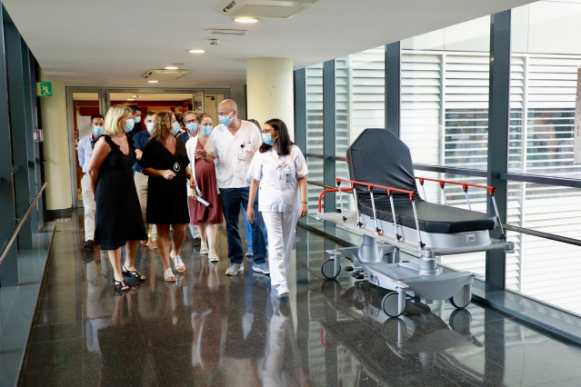 Archivo - La consellera de Salud, Patricia Gómez, y la presidenta del Govern, Francina Armengol, en una visita al Hospital Son Espases.