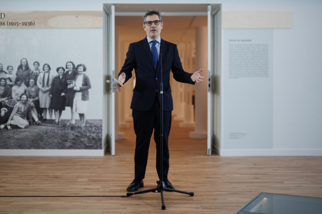 El ministro de la Presidencia, Relaciones con las Cortes y Memoria Democrática, Félix Bolaños, interviene durante su visita a la exposición 