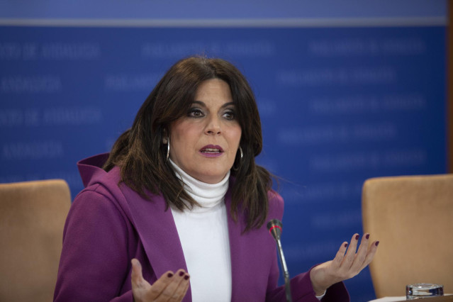 La portavoz del grupo parlamentario socialista, Ángeles Férriz, durante su comparecencia en rueda de prensa. A 01 de febrero de 2023, en Sevilla (Andalucía, España).Los portavoces de los grupos parlamentarios, se dan cita en la sala de prensa para atender