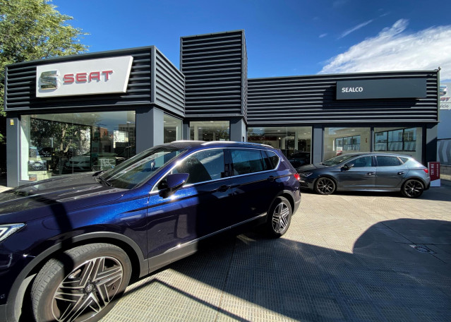 Archivo - Fachada del concesionario de coches Seat, en Móstoles, a 26 de septiembre de 2022, en Móstoles, Madrid (España).