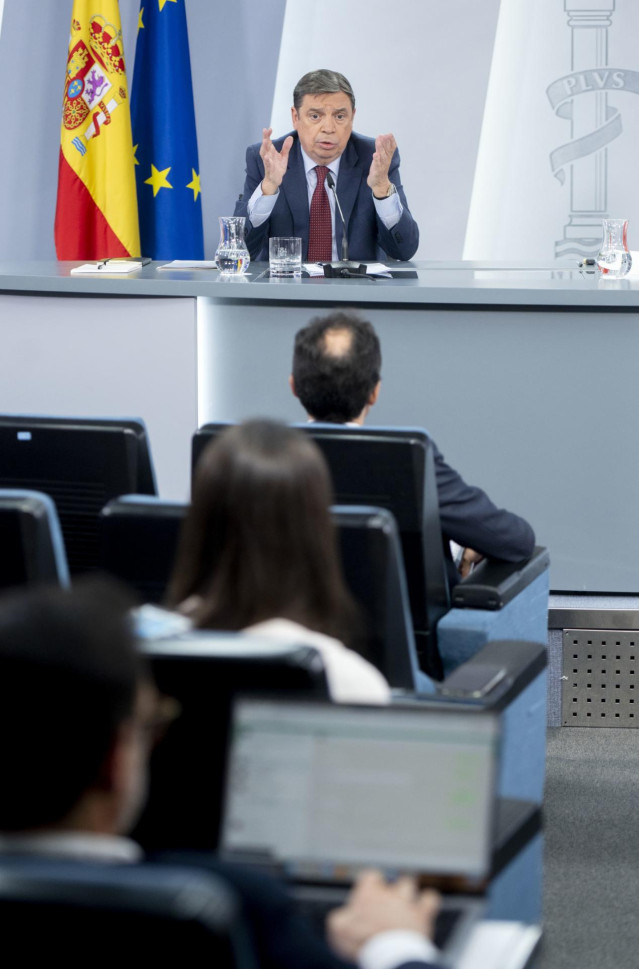 El ministro de Agricultura, Pesca y Alimentación, Luis Planas, durante una rueda de prensa posterior al Consejo de Ministros, en el Palacio de La Moncloa, a 31 de enero de 2023, en Madrid (España).
