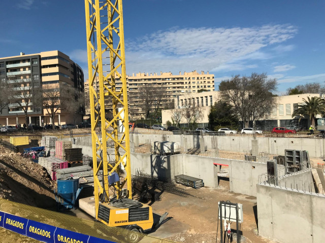 Archivo - Obras, construcción, grúa, maqunaria pesada