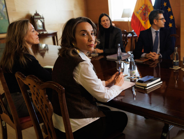 La portavoz del Grupo Parlamentario Popular, Cuca Gamarra (1i), en su última reunión con el ministro de la Presidencia, Félix Bolaños