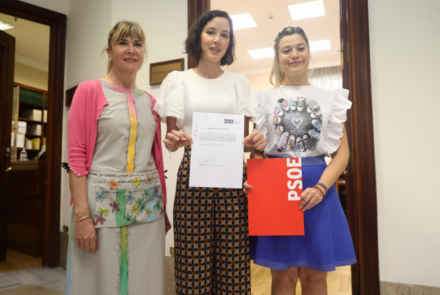 Archivo -  La diputada socialista en el Congreso, Susana Ros; la secretaria de Igualdad del PSOE, Andrea Fernández; y la portavoz de Igualdad del PSOE en el Congreso de los Diputados, Laura Berja Vega, en una imagen de archivo.