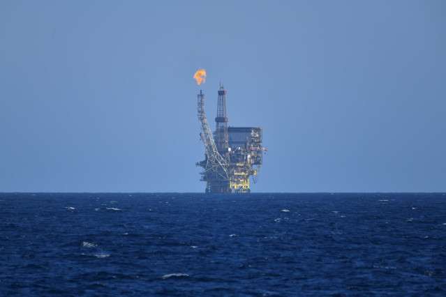 Archivo - Una plataforma de gas y petróleo frente a la costa de Libia en el Mediterráneo Central en la zona de Bahr Essalam Gas Field y Bouri Oilfiield, a 25 de febrero de 2022, en Libia.  Estás plataformas de Gas Natural conectan el suministro energético