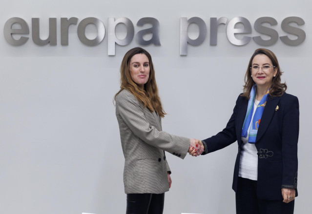 La directora de Europa Press, Candelas Martín de Cabiedes (i), y  la Secretaria General de la Organización Iberoamericana de Seguridad Social, Gina Magnolia Riaño (d), posan a su llegada a la firma de un acuerdo de colaboración con Europa Press