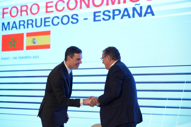 El presidente de Gobierno, Pedro Sánchez (i), y el primer ministro marroquí, Aziz Akhannouc (d), en el acto de clausura del Foro Empresarial España-Marruecos, que se celebra en el marco de la XII Reunión de Alto Nivel Marruecos-España, en el Rabat Marriot