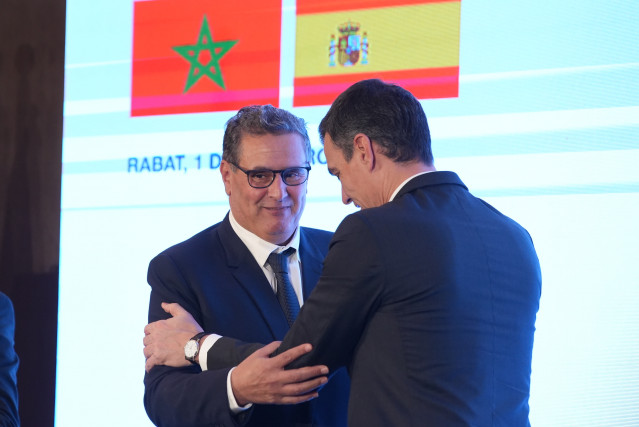 El presidente de Gobierno, Pedro Sánchez (d), y el primer ministro marroquí, Aziz Akhannouc (i), se saludan en el acto de clausura del Foro Empresarial España-Marruecos, que se celebra en el marco de la XII Reunión de Alto Nivel Marruecos-España, en el Ra