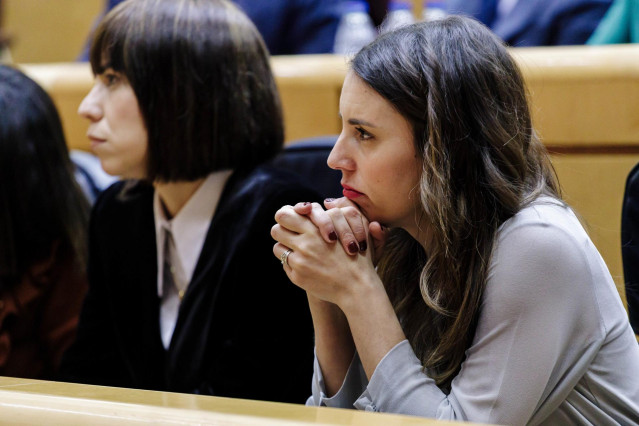 La ministra de Ciencia e Innovación, Diana Morant (i), y la ministra de Igualdad, Irene Montero (d), en un pleno del Senado, a 31 de enero de 2023, en Madrid (España).