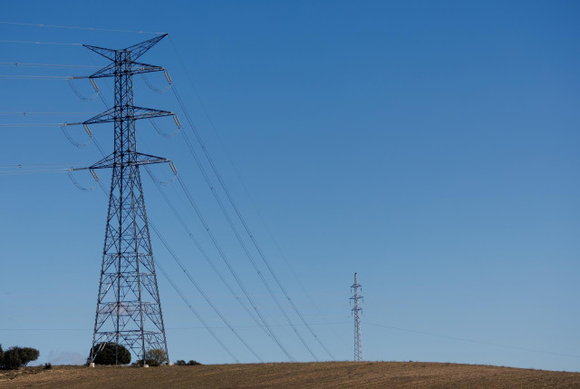 Varias torres de alta tensión, a 23 de enero de 2023, en San Sebastián de los Reyes, Madrid (España).