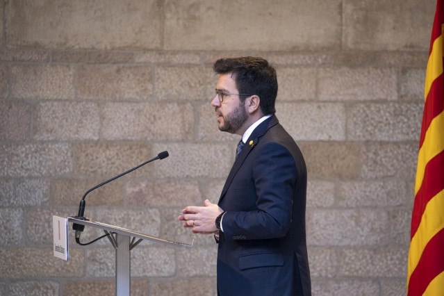 El presidente de la Generalitat, Pere Aragonès, durante una rueda de prensa para valorar el acuerdo de los Presupuestos catalanes para 2023, en la Galeria Gòtica del Palau de la Generalitat, a 2 de febrero de 2023, en Madrid (España). Durante la rueda de