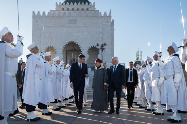 (I-D) El presidente del Gobierno, Pedro Sánchez; el historiador del Reino de Marruecos y portavoz del Palacio Real, Abdelhak Lamrin y  el ministro de Sanidad y Protección Social de Rabat, Khalid Ait Taleb, después de visitar el Mausoleo de Mohamed V