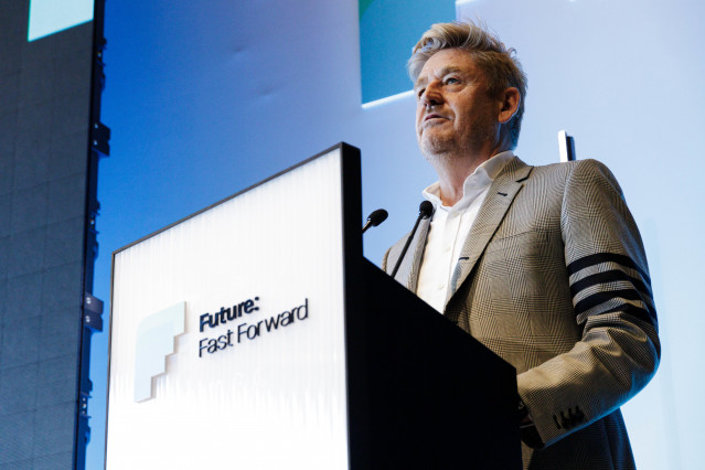 El presidente de Seat y Cupra, Wayne Griffiths, conversan a su llegada a la presentación de ‘Future: Fast Forward’, agrupación empresarial del sector de la automoción, en el Espacio La Nave, a 2 de febrero de 2023, en Madrid (España).