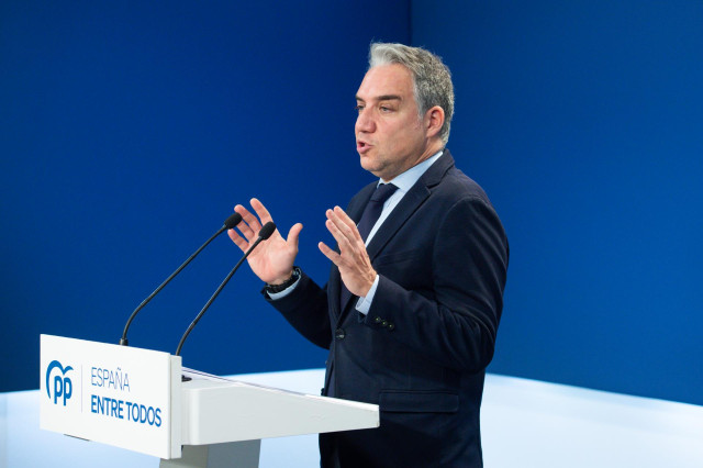 El coordinador general del PP y director de Campaña, Elías Bendodo, durante una rueda de prensa, en la sede nacional del PP, a 2 de febrero de 2023, en Madrid (España). La rueda de prensa tiene lugar antes de la reunión de los coordinadores de campaña de