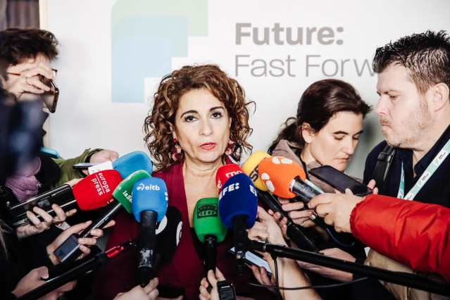 La ministra de Hacienda y Función Pública, María Jesús Montero, atiende a medios a su llegada a la presentación de ‘Future: Fast Forward’, agrupación empresarial del sector de la automoción, en el Espacio La Nave, a 2 de febrero de 2023, en Madrid.