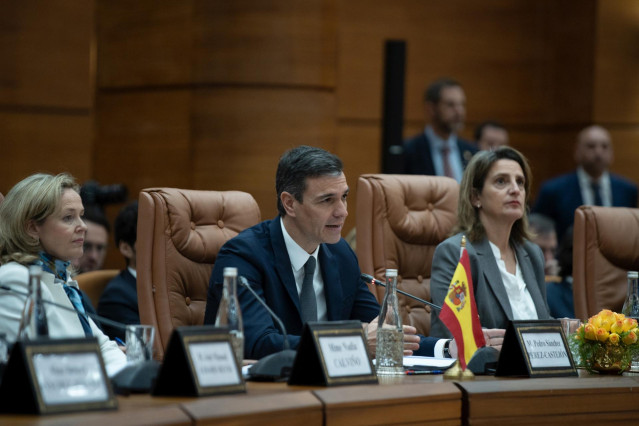 La vicepresidenta primera y ministra de Asuntos Económicos y Transformación Digital, Nadia Calviño; el presidente del Gobierno, Pedro Sánchez y la vicepresidenta y ministra para la Transición Ecológica y el Reto Demográfico, Teresa Ribera, en Rabat