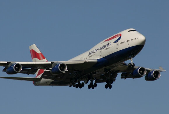 Archivo - Un 747 de British Airways sale hacia el aeródromo de Dunsfold, donde comenzará su nueva vida como plató de cine y televisión.