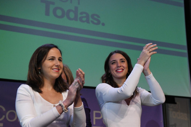 Archivo - La secretaria general de Podemos y ministra de Derechos Sociales, Ione Belarra (i), y la ministra de Igualdad, Irene Montero (d), protagonizan el acto 'Con todas, por todas’, a 26 de noviembre de 2022, en Madrid (España).