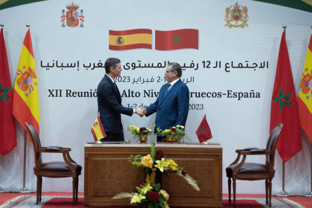 El presidente del Gobierno, Pedro Sánchez (i) y el jefe de Gobierno del Reino de Marruecos, Aziz Akhannouch (d), se dan la mano durante el acto de firma de acuerdos tras la reunión plenaria de la XII Reunión de Alto Nivel Marruecos-España, en la sede del