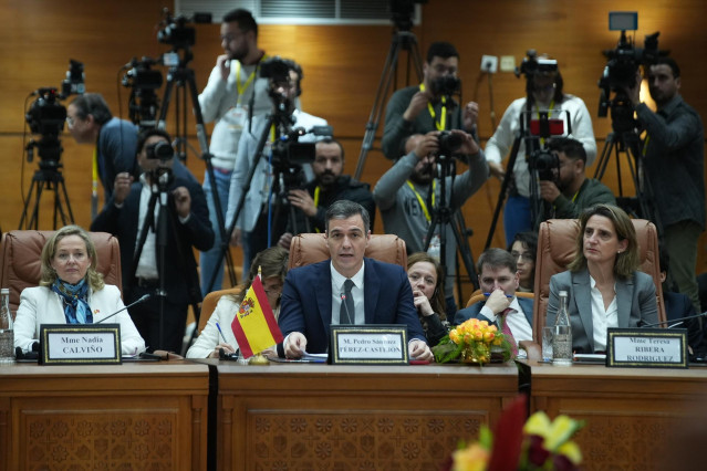 (I-D) La vicepresidenta primera, Nadia Calviño; el presidente del Gobierno, Pedro Sánchez, y la vicepresidenta tercera, Teresa Ribera, durante el pleno de la XII Reunión de Alto Nivel Marruecos-España